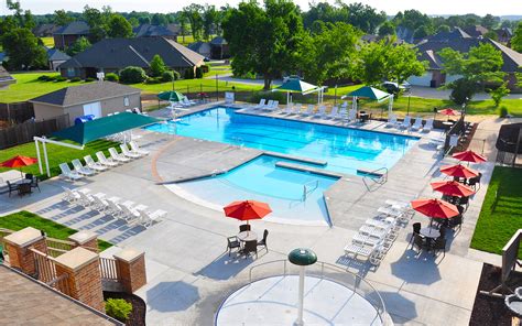 Country club pool - Pool Hours are Tuesday-Sunday 10AM-7PM during the season. Members may bring up to 3 guests and will be charged $5 per guest. If you wish to bring more than 3 guests, please let the office know at info@houstonlake.com. Guests must be accompanied by the member inviting them. Caregivers/babysitters are allowed with member’s permission. 